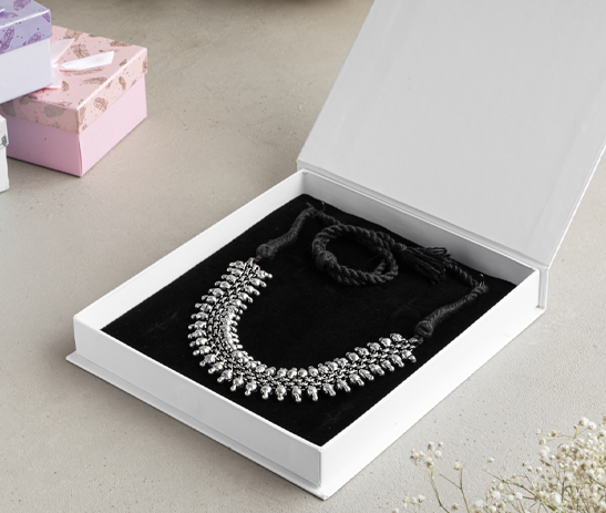 Flap Magnetic Necklace Box – White Metallic